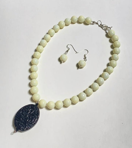 COLLAR LLAMATIVO