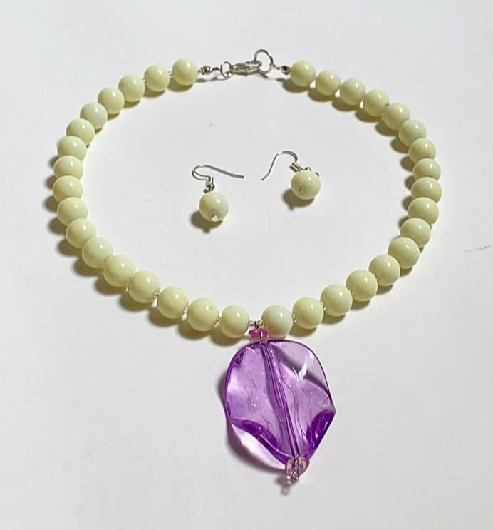 COLLAR LLAMATIVO